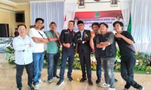 Doni Swabuana (tengah memakai jas hitam) bersama sejumlah awak media