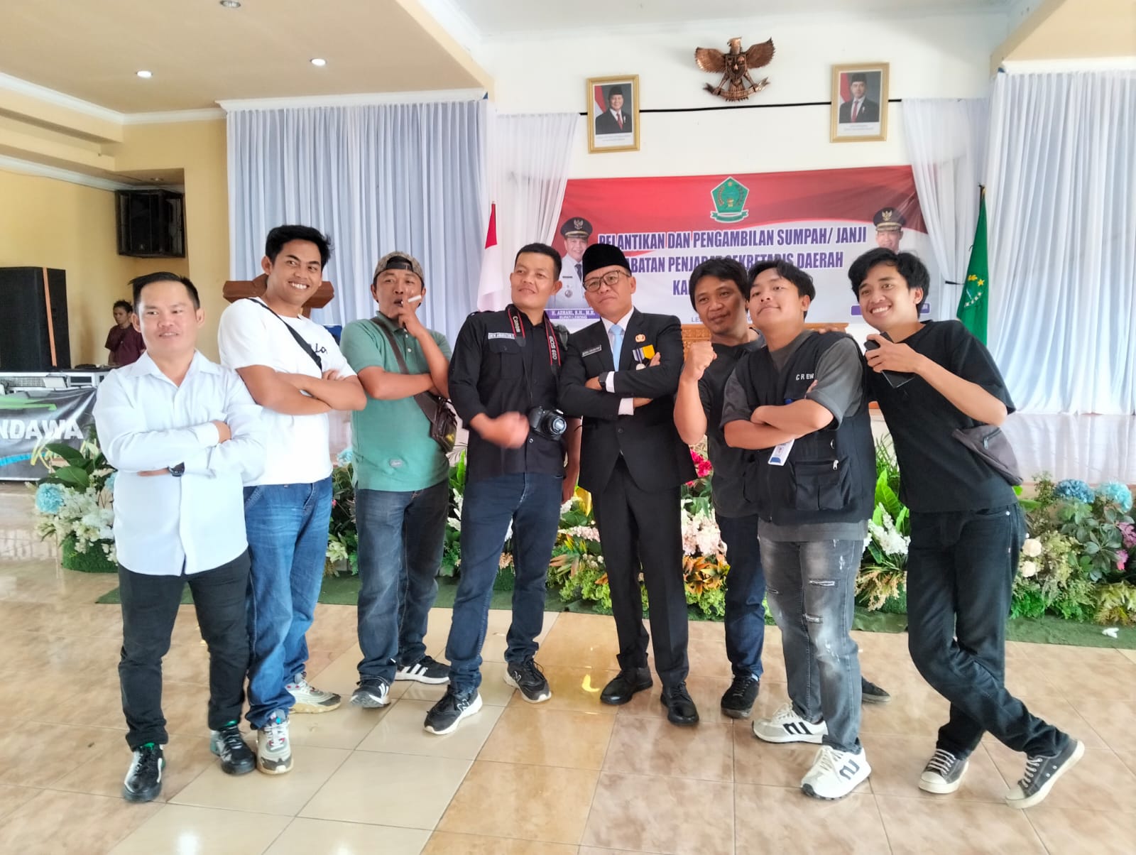 Doni Swabuana (tengah memakai jas hitam) bersama sejumlah awak media