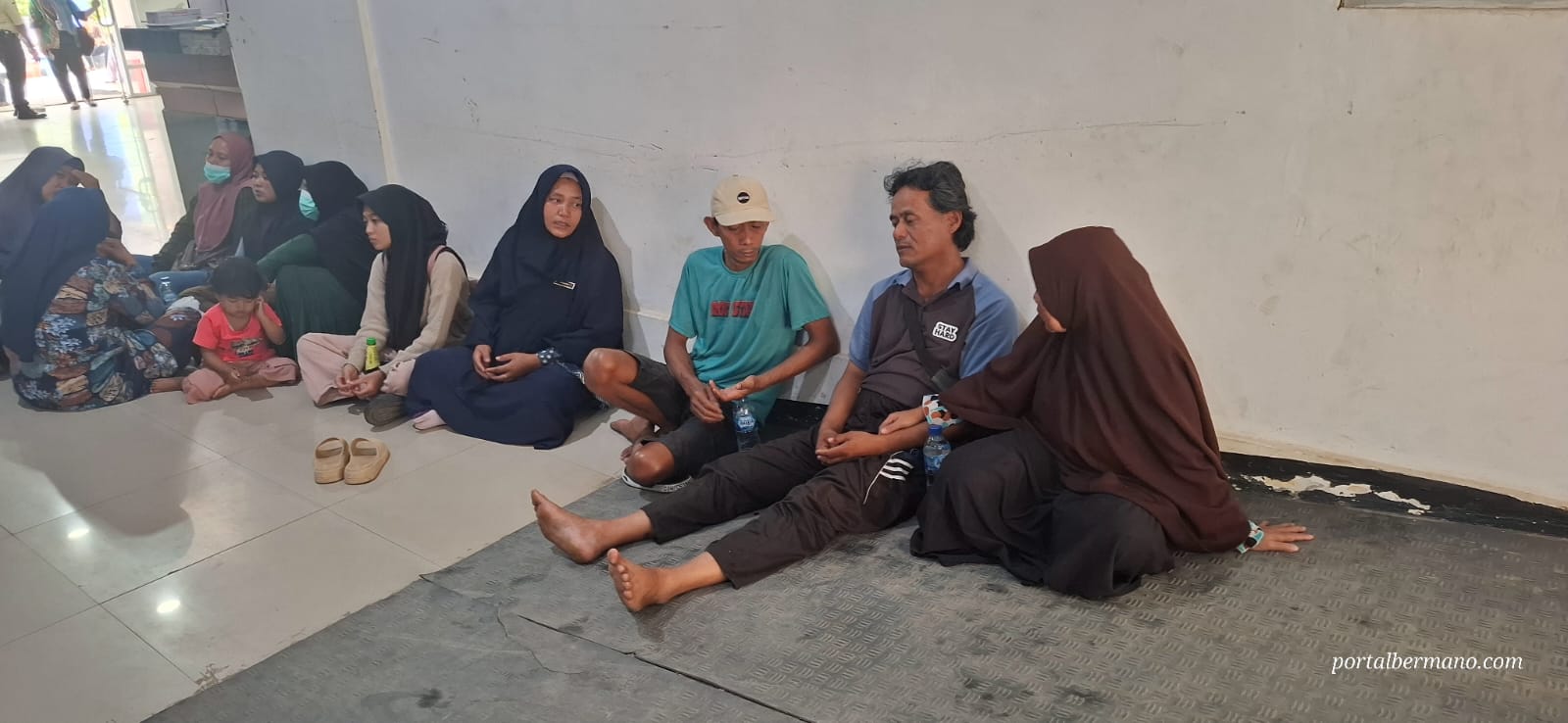 Fhoto : Orang tua kandung korban dan kerabat sa'at berada di UGD RSUD Lebong