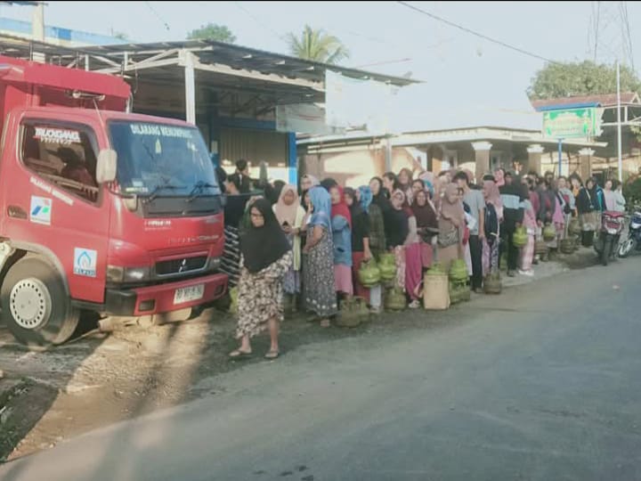 Potret masyarakat antri untuk mendapatkan LPG Fakta Lapangan adanya Korelasi berita ini masyarakat berebut LPG Subsidi