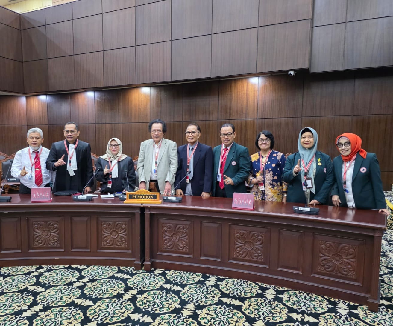 Waketum IDI Pusat dr Hamzah Hasan MM (ke empat dari kanan ) Sa'at menghadiri sidang Yudisial Review UU Kesehatan nomor 17/2023 di Gedung Mahkamah Konstitusi (MK) RI
