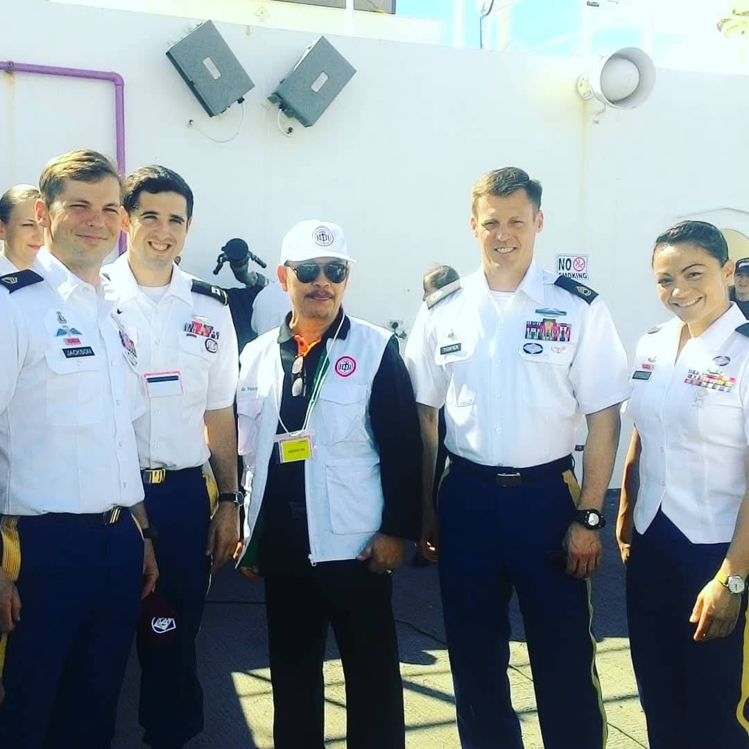 Waketum IDI Pusat dr Hamzah Hasan MM (tengah) diapit personil AL Amerika Serikat diatas kapal USNS Mercy 
