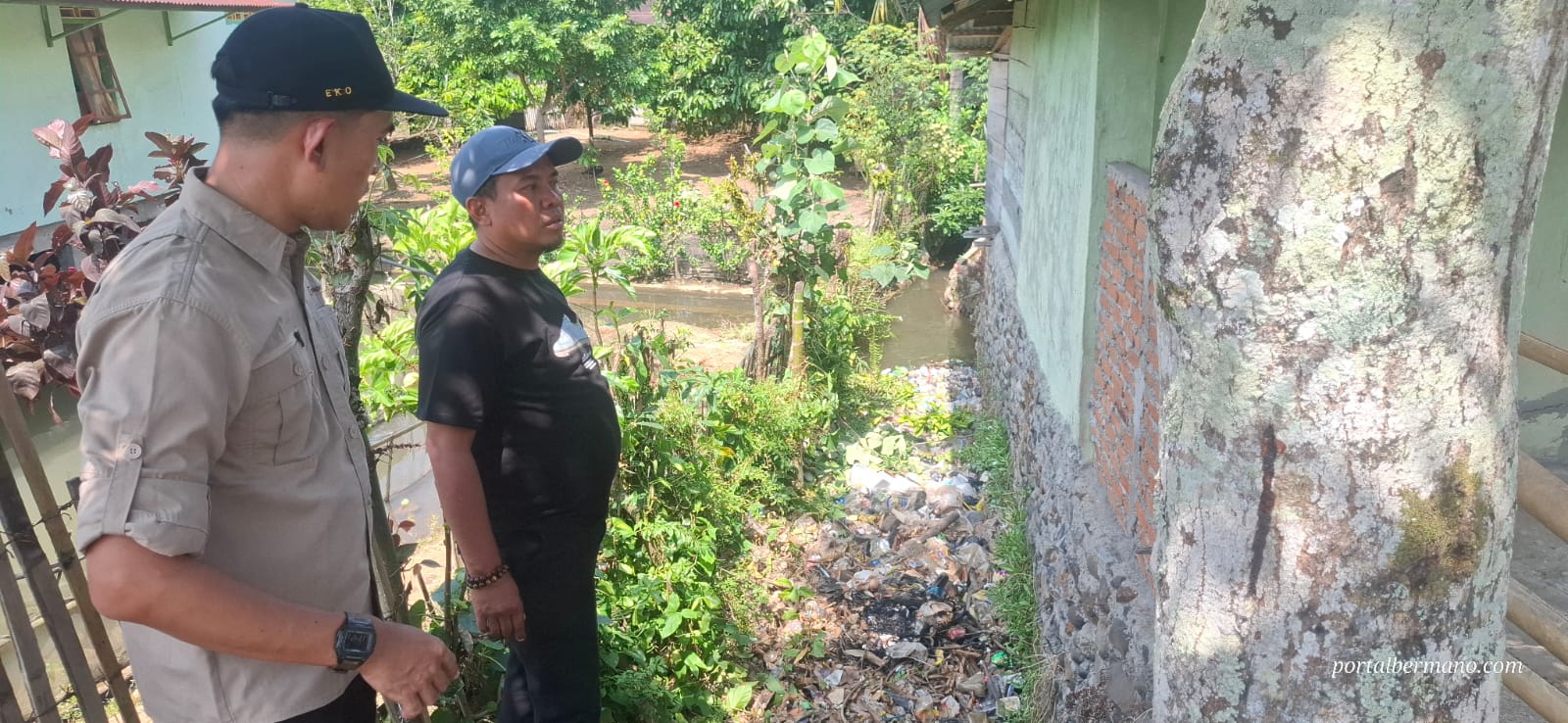 Ketua DPRD Carles Ronsen sa'at berada di Aliran Irigasi yang terdapat sedimentasi Sampah limbah rumah tangga