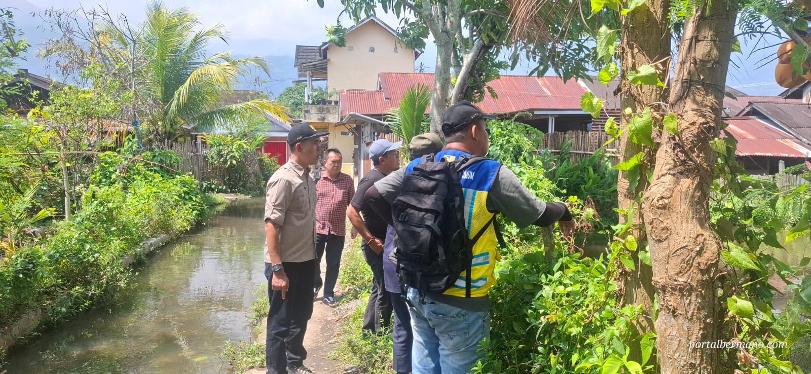 Ketua DPRD kabupaten Lebong Carles Ronsen, sa'at meninjau lokasi luapan air irigasi yang nelewati rumah pemukiman warga 