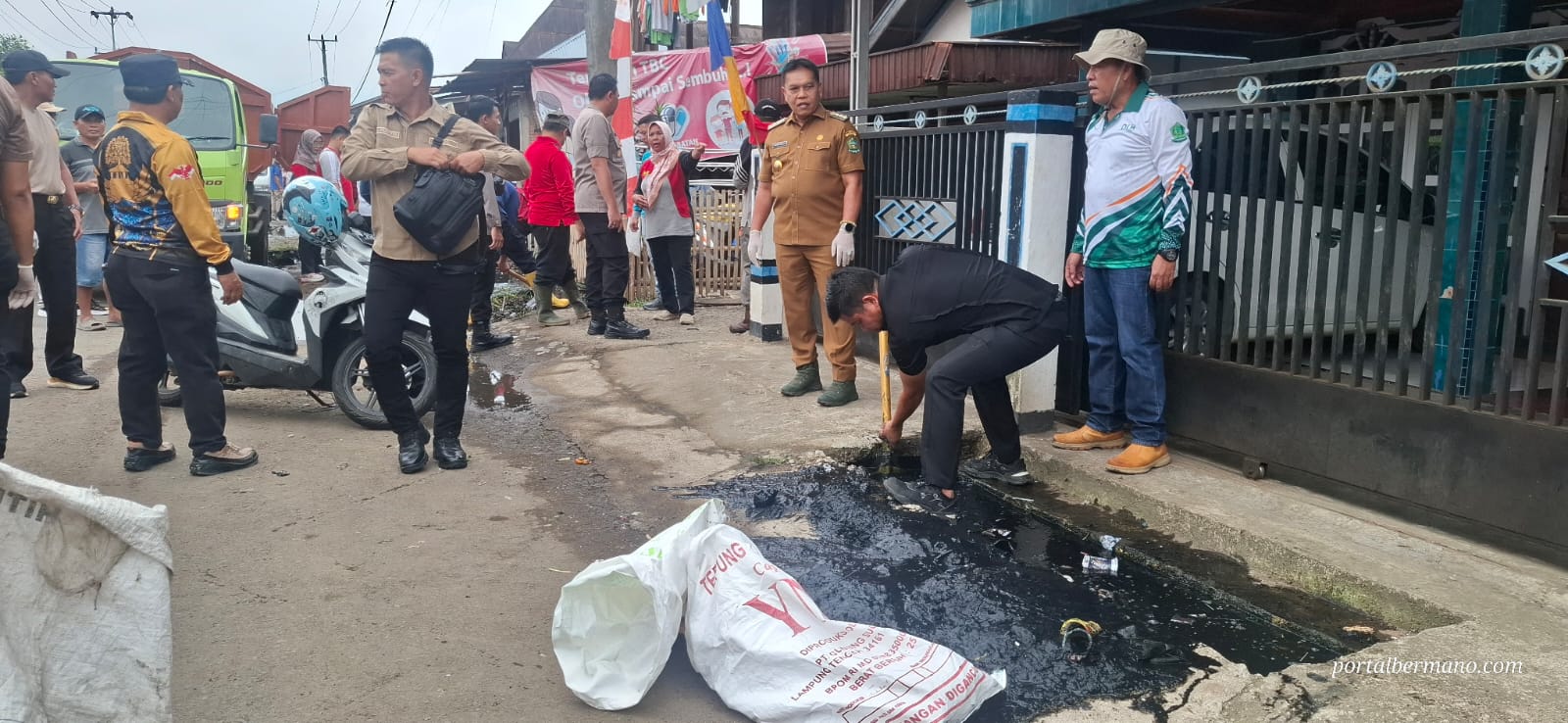 Bupati Lebong H Azhari SH MH
